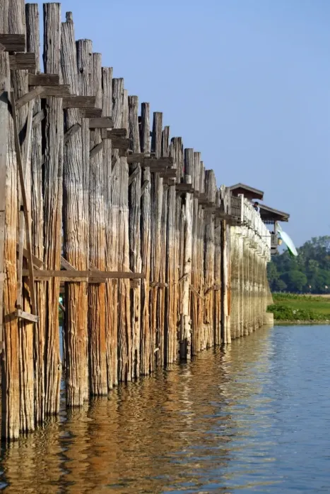  : The U Bein Bridge across the Taungthaman Lake in Amarapura, Mandalay, Myanmar (Burma)