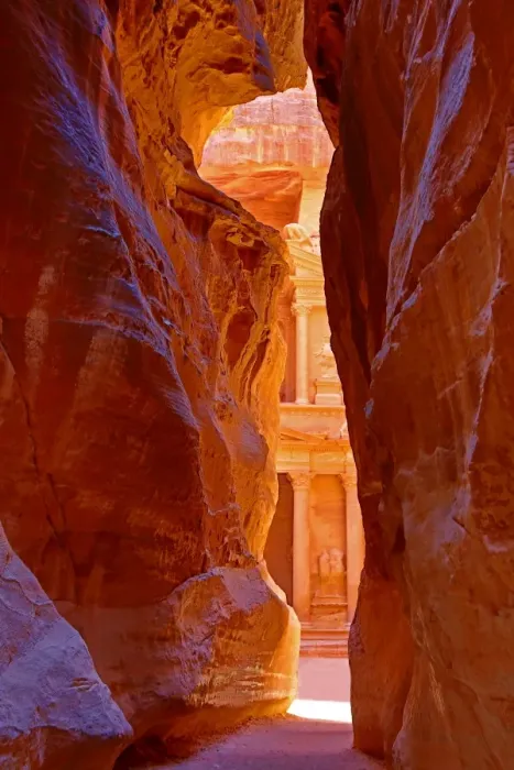  : View of the Treasury, Al-Khazneh, Petra, Jordan