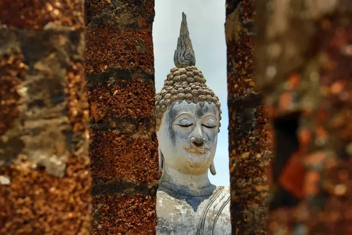  : WatBuddha statue at Sa Si temple, Sukhotai, Thailand