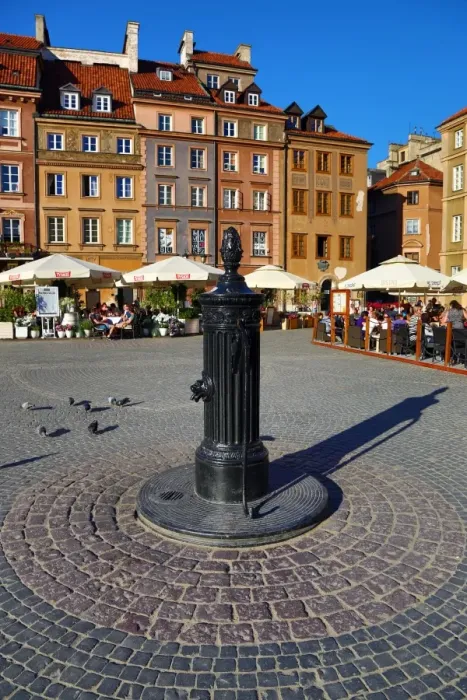  : Water pump and traditional houses in the Old Town Market Place in Warsaw, Poland