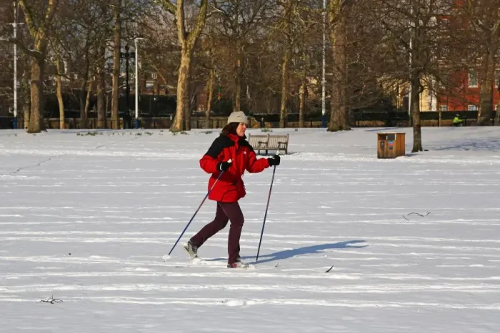  : A woman on skis in the snow in St James Park, London