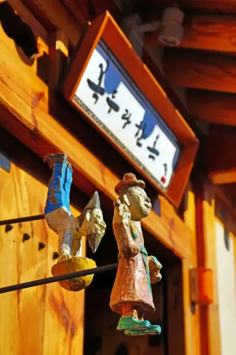  : Wooden figures on a traditional building in the old town of Bukchon Hanok village in Seoul