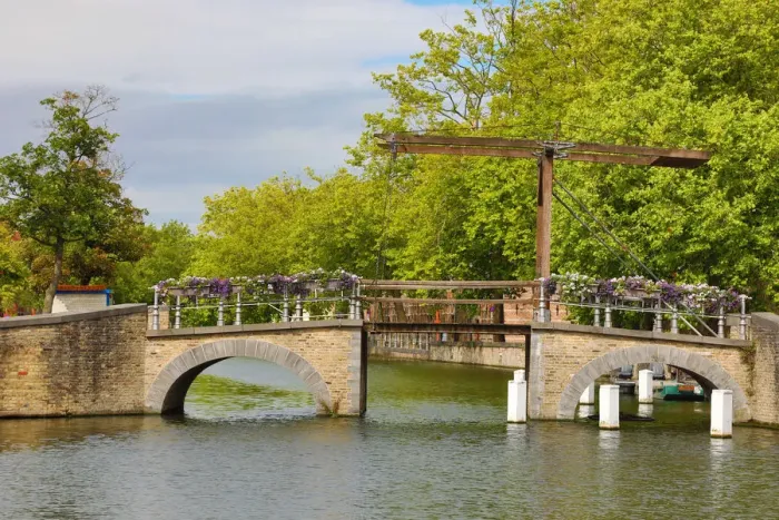 : Wooden lifting bridge over the Langerei canal, Bruges, Belgium : Wooden lifting bridge over the Langerei canal, Bruges, Belgium