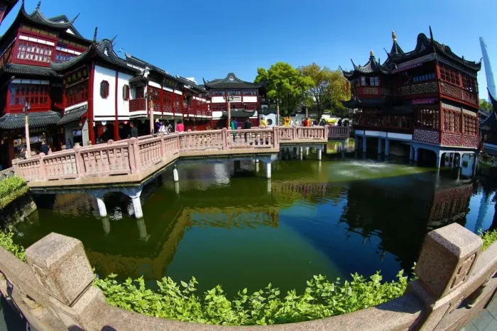  : Zigzag Bridge at the Yuyuan Garden in the Old City, Shanghai, China