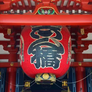 Giant red lantern at the main Senso-Ji Temple in Asakusa, Tokyo, Japan