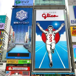 Affisso pubblicitario del Glico Man, un uomo che corre, Osaka, Giappone.