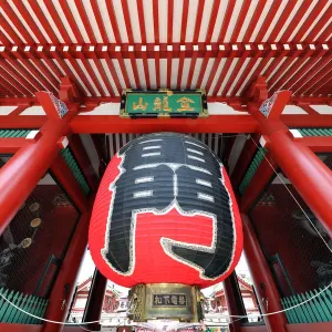 Kaminarimon, the outer gate of the Senso-Ji Temple in Asakusa and its giant red lantern