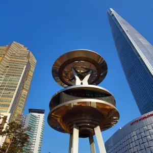 Lotte World Tower and Mall, Lotte Castle Gold apartments and metal structure