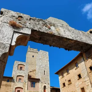 Well in the Piazza Cisterna in San Gimignano, Tuscany, Italy Well in the Piazza Cisterna in San Gimignano, Tuscany, Italy