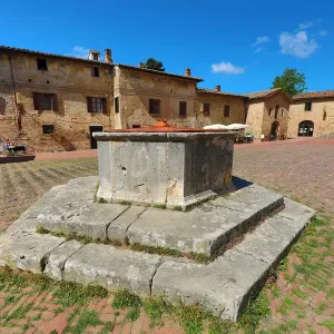 Well in the Piazza Sant Agostino in San Gimignano, Tuscany, Italy Well in the Piazza Sant Agostino in San Gimignano, Tuscany, Italy