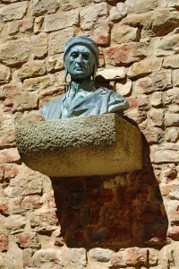 Statues: Bust of Dante Alighieri outside the Museo Casa di Dante, Dantes House Museum, Florence