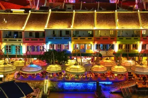 Restaurant: Colourful lights of the bars and restaurants at Clarke Quay in Singapore