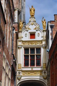 Hall: Covered arch between the City Hall