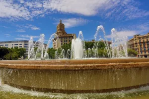 Place: Fountain in the Placa de Catalunya in Barcelona, Spain