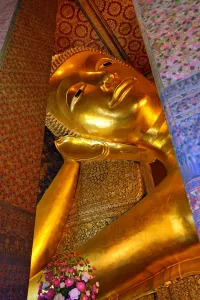 Golden: Giant reclining gold Buddha statue at Wat Pho temple, Bangkok, Thailand