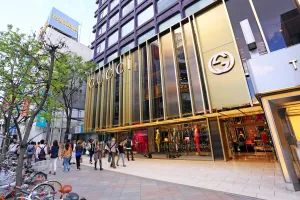 Shops: Gucci Shop and sign of logo in Shinjuku, Tokyo, Japan