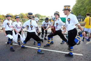 Hammersmith Morris Men dance the Royal Parks Half Marathon in London