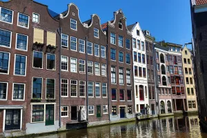Amsterdam: Houses on the Oudezijds Kolk canal in Amsterdam, Holland