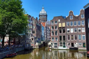 Amsterdam: Houses on the Oudezijds Kolk Canal and the Basilica of Saint Nicholas in Amsterdam