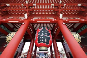 Temple: Hozomon, the inner gate of the Senso-Ji Temple in Asakusa and its giant red lantern