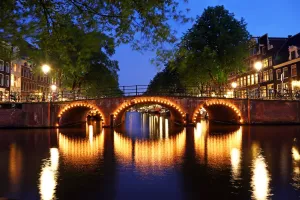 Amsterdam: Illuminated canal bridge at night on the canal between Prinsengracht and Brouwersgracht