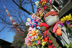 Garden: Jizo statues and pinwheel windmill toys in the Zojoji Temple cemetery garden