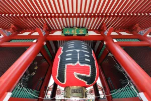 Temple: Kaminarimon, the outer gate of the Senso-Ji Temple in Asakusa and its giant red lantern