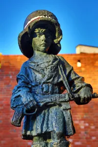 Warsaw: The Little Insurgent statue, Maly Powstaniec, in Warsaw, Poland