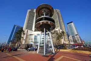 Station: Lotte Castle Gold apartments and metal structure at the Jamsil Station crossroads