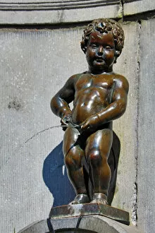 Manneken Pis, statue of a boy peeing into a fountain, Brussels, Belgium