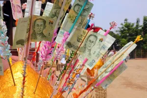 Chiang Mai: Money gift offering at Wat Phan Tao Temple in Chiang Mai, Thailand