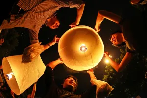 Festivals: New death penalty threat for Sky Lanterns doesn t deter Loy Krathong celebrations in Chiang Mai