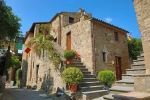 Plateau: Old buildings inside the hilltop village of Civita di Bagnoregio, Lazio, Italy