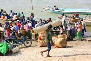 Burma: People loading and unloading ferry boats on the Ayeryarwaddy River in Old Bagan, Bagan
