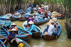 Vietnam: People on Sampan boats on canals on Con Lan (Unicorn) Island, near My Tho, Mekong Delta