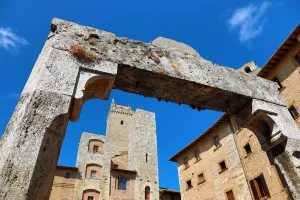 Square: Well in the Piazza Cisterna in San Gimignano, Tuscany, Italy