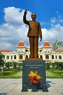 Statue of Ho Chi Minh in front of the Saigon PeopleOs Committee Building, Ho Chi Minh City