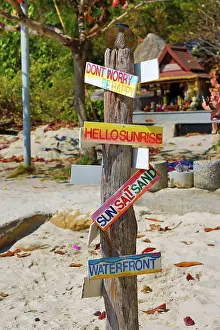 Koh Samet, Thailand: Summer vibe signs at a beach bar on Sai Kaew Beach, Koh Samet, Thailand