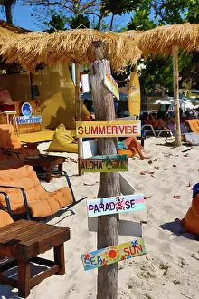 Koh Samet, Thailand: Summer vibe signs at a beach bar on Sai Kaew Beach, Koh Samet, Thailand