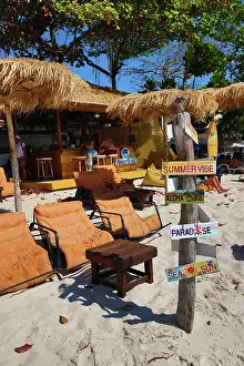 Koh Samet, Thailand: Summer vibe signs at a beach bar on Sai Kaew Beach, Koh Samet, Thailand
