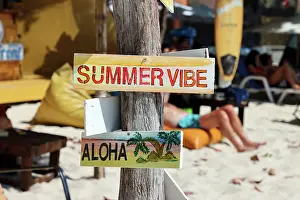 Koh Samet, Thailand: Summer vibe signs at a beach bar on Sai Kaew Beach, Koh Samet, Thailand