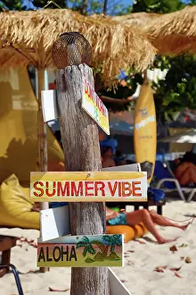 Koh Samet, Thailand: Summer vibe signs at a beach bar on Sai Kaew Beach, Koh Samet, Thailand