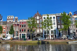 Amsterdam: Traditional Dutch houses on the Singel Canal in Amsterdam, Holland