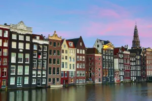 Amsterdam: Traditional houses on the Damrak canal in Amsterdam, Holland