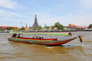 ThaiOrientalArchitecture: Traditional Thai boat on the Chao Phraya River and Wat Arun