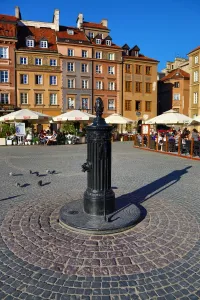 Warsaw: Water pump and traditional houses in the Old Town Market Place in Warsaw, Poland