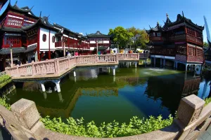 Shanghai: Zigzag Bridge at the Yuyuan Garden in the Old City, Shanghai, China